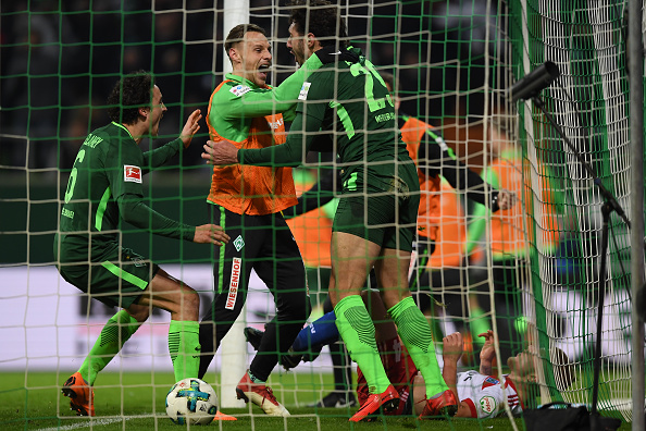 Ishak Belfodil comemora com os companheiros o gol da vitória do Nordderby (Lukas Schulze/Bongarts/Getty Images)