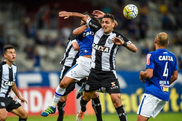 O jogo no Mineirão é brigado. O time de Santa Catarina vai vencendo por 1x0. (Foto: @Mineirão)