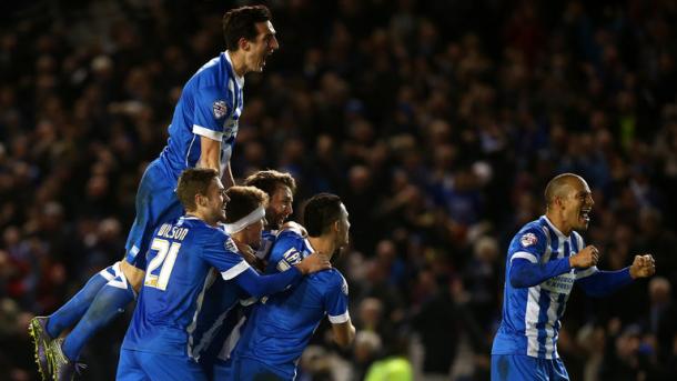 Los jugadores del Brighton celebran el tanto de la victoria de Zamora ante el Rovers. Foto:Sky Sports