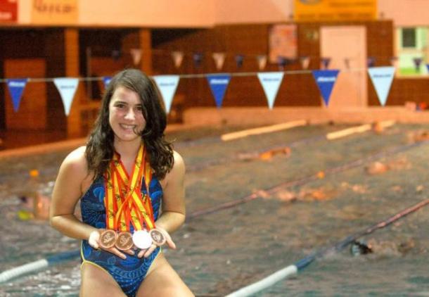 Aroa Silva posa con sus cuatro medallas conseguidas en el Campeonato de España de natación I Foto: ine.com