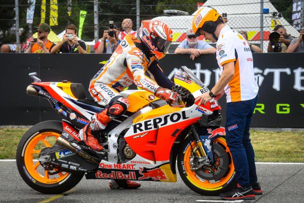 El piloto catalán durante el procedimiento de salida rápido. Imagen: MotoGP