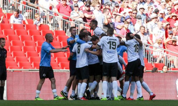 Los jugadores del Bromley celebran el gol de Bugiel | Foto: @edboydenphotos
