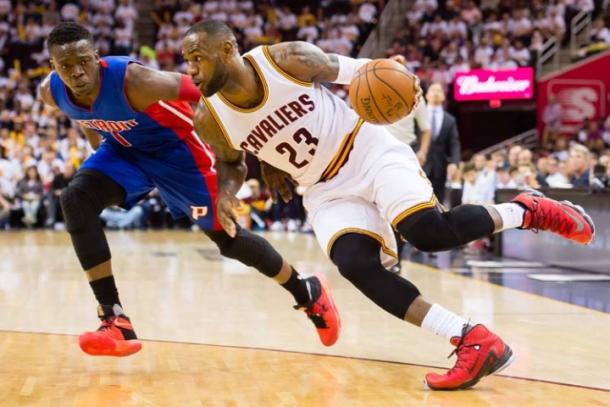 Reggie Jackson intenta alcanzar a LeBron James. Foto: Cleveland Cavaliers
