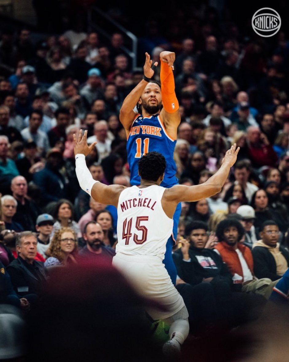 Jalen  Brunson ante Donovan Mitchell / Fuente: New York Knicks