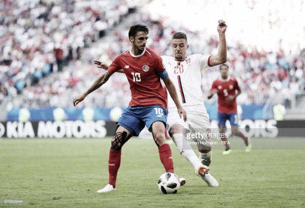 Bryan Ruiz protege el esférico ante Milinkovic-Savic en el Costa Rica-Serbia / Fuente: Getty Images