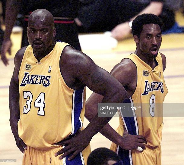 Shaq y Kobe en un encuentro con los Lakers / Getty Images