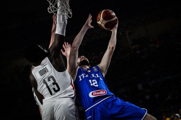 Le difficoltà di Bucarelli contro Oduro e la difesa canadese - Foto FIBA Twitter