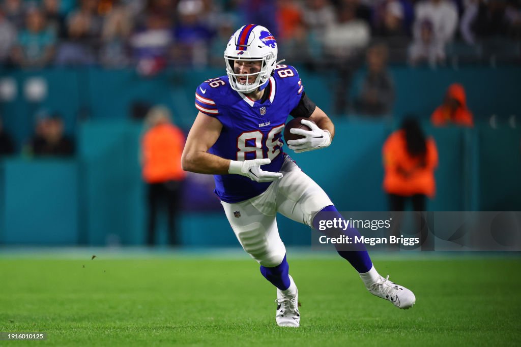 Dalton Kincaid #86 of the Buffalo Bills runs after a catch during the first quarter against the <strong><a  data-cke-saved-href='https://www.vavel.com/en-us/nfl/2023/11/25/1164170-miami-dolphins-34-13-new-york-jets-tempers-flare-in-feisty-affair-as-fins-win.html' href='https://www.vavel.com/en-us/nfl/2023/11/25/1164170-miami-dolphins-34-13-new-york-jets-tempers-flare-in-feisty-affair-as-fins-win.html'>Miami Dolphins</a></strong> at Hard Rock Stadium on January 07, 2024 in Miami Gardens, Florida. (Photo by Megan Briggs/Getty Images)