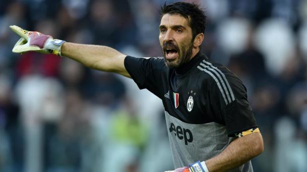 Gianluigi Buffon directs his team | Photo: fourfourtwo.com