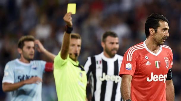 Gianluigi Buffon prende il giallo per il fallo da rigore | Foto: JuNews24