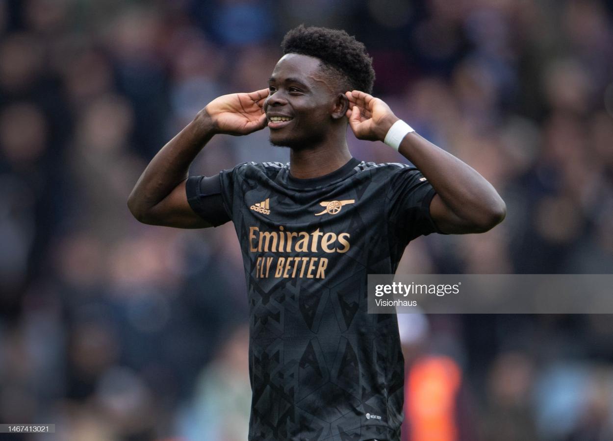 Saka celebrates after the win against <strong><a  data-cke-saved-href='https://www.vavel.com/en/football/2023/02/18/premier-league/1138144-aston-villa-2-4-arsenal-arsenal-reclaim-top-spot-after-a-dramatic-finish.html' href='https://www.vavel.com/en/football/2023/02/18/premier-league/1138144-aston-villa-2-4-arsenal-arsenal-reclaim-top-spot-after-a-dramatic-finish.html'>Aston Villa.</a></strong>  (Photo by Visionhaus/Getty Images)