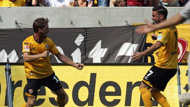 Lumpi celebrates with Niklas Kreuzer. | Photo: Bundesliga