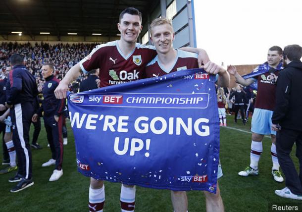 Keane y Mee celebrando el ascenso la temporada pasada. Foto: Reuters