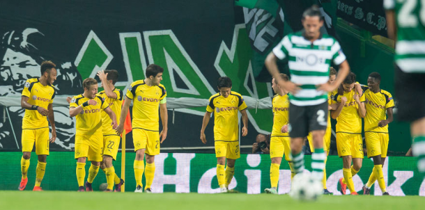 Los jugadores del Borussia Dortmund celebran el gol de Weigl | Foto: Borussia Dortmund