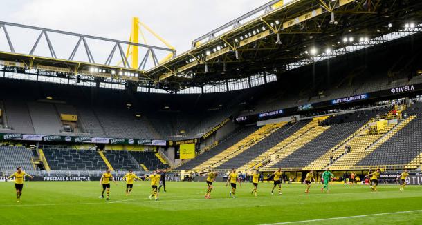Jogadores do Dortmund saudando parte da arquibancada onde estaria a torcida se fosse permitido (Foto: Reprodução / BVB)