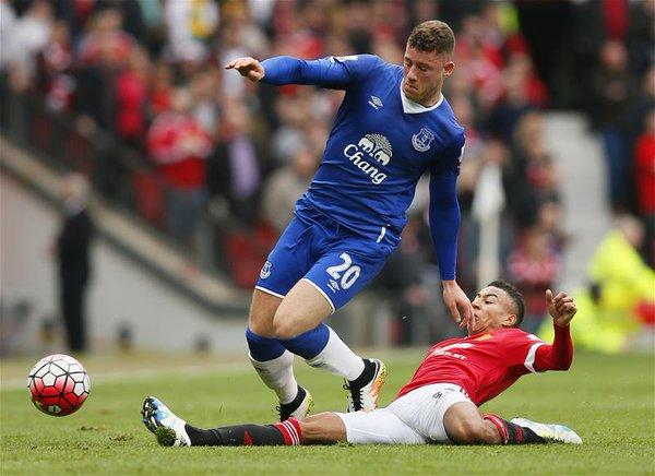 Barkley e Lingard in uno scontro. Fonte: Squawka.com