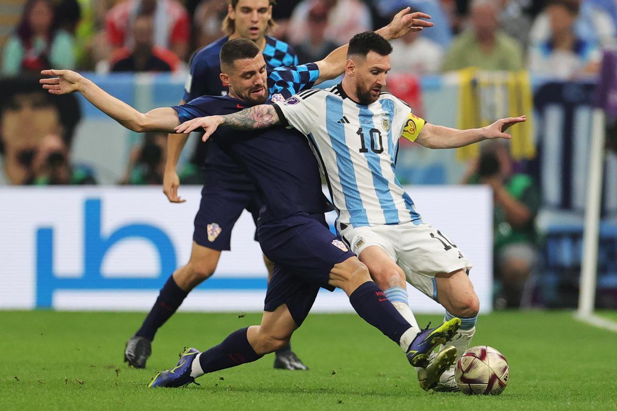 Imagen de Kovacic intentando arrebatar la pelota a Messi / Fuente: Croacia