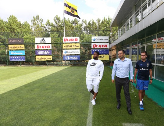 Jeremain Lens tours his new training ground. (Photo: Fenerbahçe S.K.)