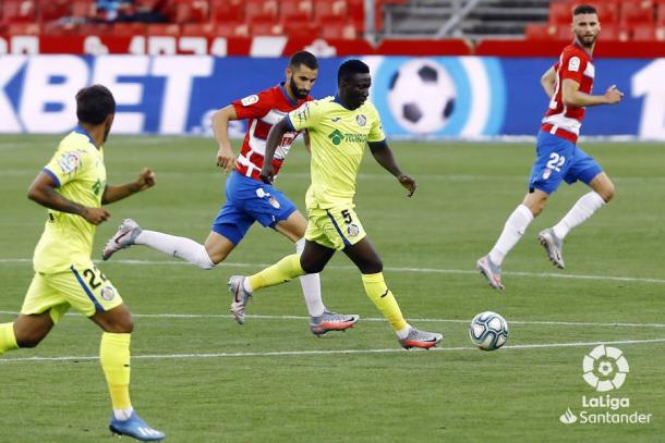 Etebo con el balón frente al Granada. Fuente: La Liga