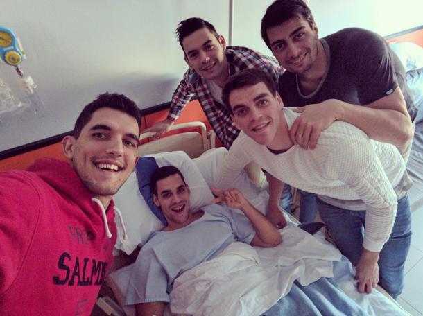 Pablo Cacheda recibió ayer la visita de sus compañeros de equipo (Vía @MiguelSanchezBm)