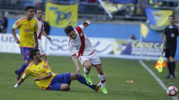 Álex Moreno tratando de librarse de un rival | Fotografía: La Liga