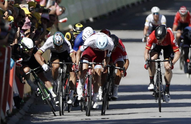 Momento en el que Cavendish cae por el codazo de Sagan | Fuente: EFE