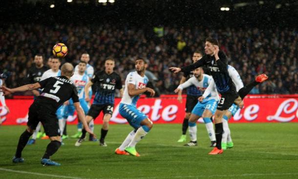 Il primo dei due goal di Caldara al Napoli, www.calciomercato.com