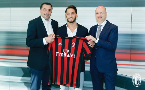 Il giorno della presentazione di Calhanoglu - Foto Ac Milan