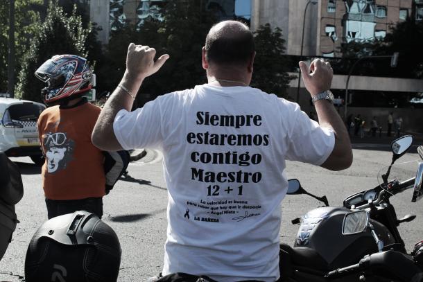 Aficionado con la camiseta de La Bañeza dedicada a Ángel Nieto (Foto: Laura Salas)