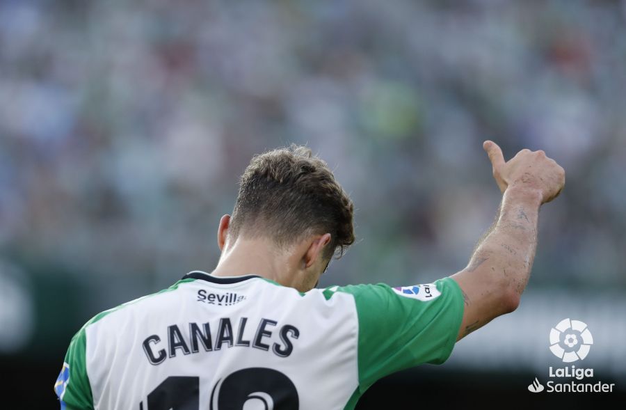 Canales agradece un pase durante un encuentro con el Real Betis.Fuente: LaLiga