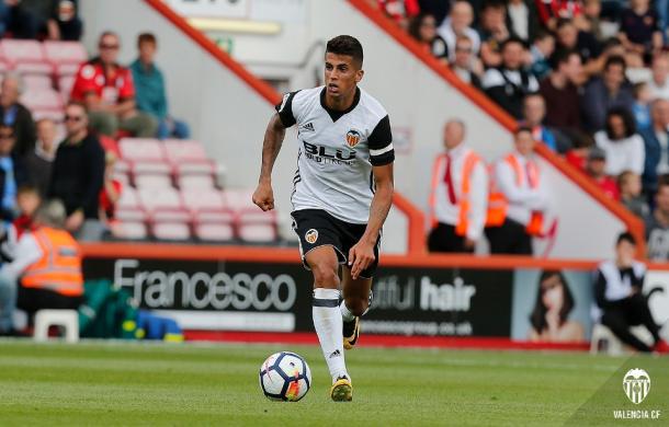 Cancelo conduce el balón frente al Bournemouth | Fuente: valenciacf.com
