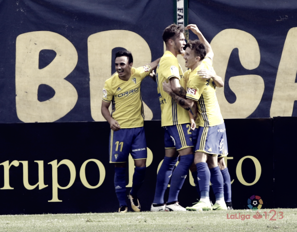 Carrillo se abraza con sus compañeros | Fuente: LaLiga