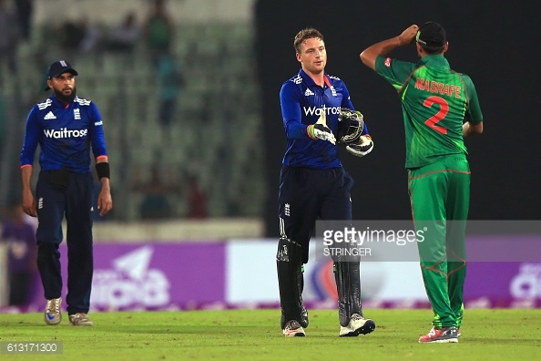 The two captain's come together PHOTO: STRINGER/AFP/Getty Images