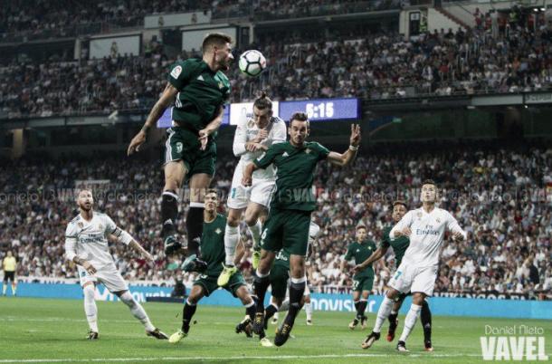 Bale pugnando un balón aéreo con la defensa bética / Dani Nieto (VAVEL)