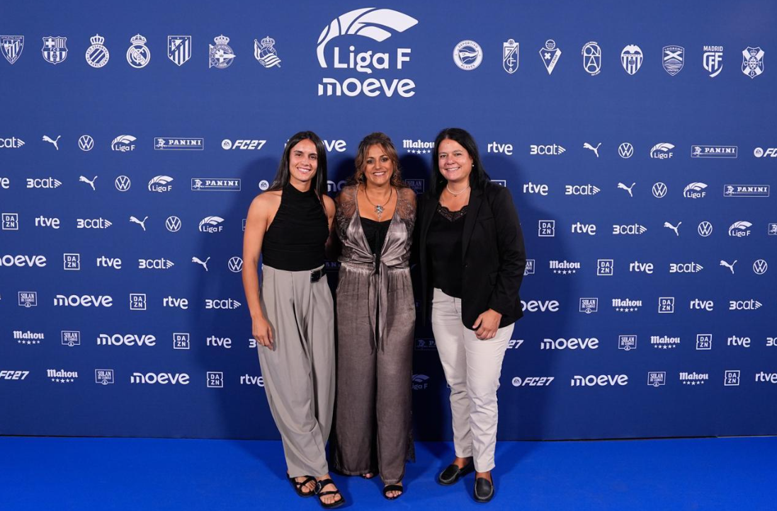 Laura Moreno (RCD Espanyol) junto a la presidenta en la gala (Fuente: Liga F)