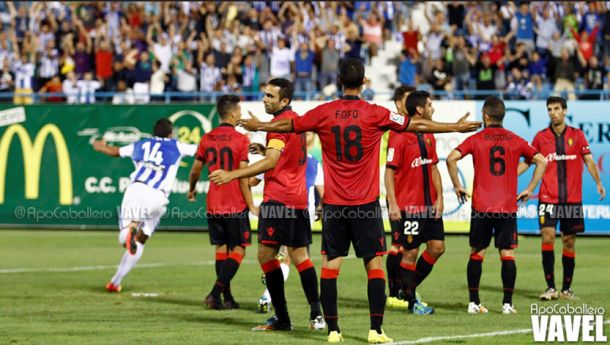 Jugadores del Mallorca lamentando un gol. | Imagen: ApoCaballero-VAVEL.