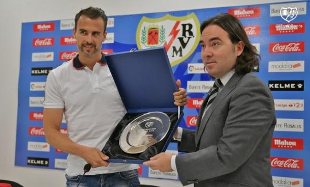 El presidente entregando un recuerdo a Antonio Amaya. Fotografía: Rayo Vallecano S.A.D