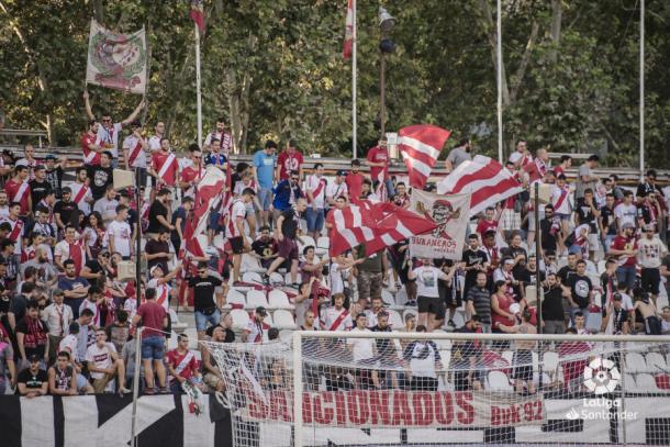 Rayistas durante el partido ante el Sevilla. Fotografía: La Liga