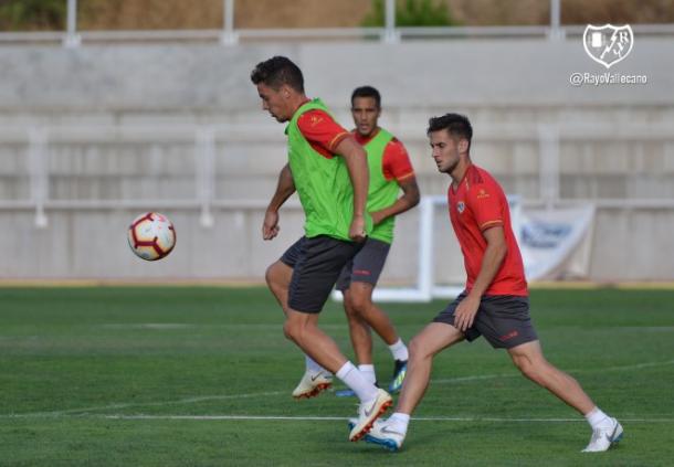 Gorka controlando el balón. Fotografía: Rayo Vallecano S.A.D