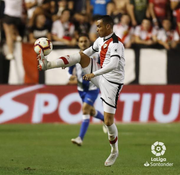 Raúl de Tomás tratando de mantener un balón | Fotografía: La Liga