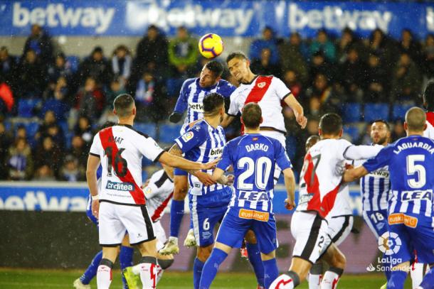 Velázquez peleando un balón | Fotografía: La Liga