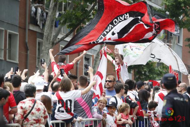 Afición esperando a los jugadores. Fotografía: La Liga
