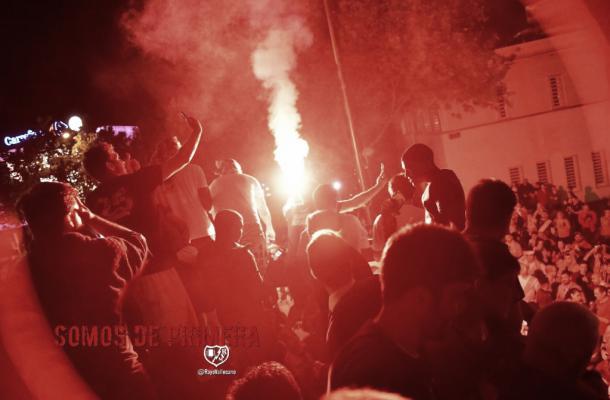 Jugadores celebrando el ascenso con la afición. Fotografía: Rayo Vallecano S.A.D