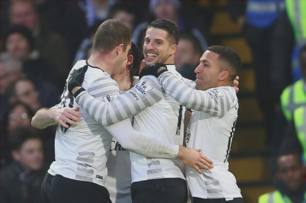 Mirallas es abrazado por sus compañeros tras marcar el 0-2. Foto: Everton FC