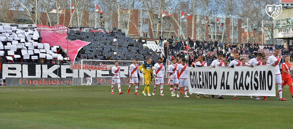 Jugadores del Rayo Vallecano portando la pancarta. | Fotografía: Rayo Vallecano S.A.D.