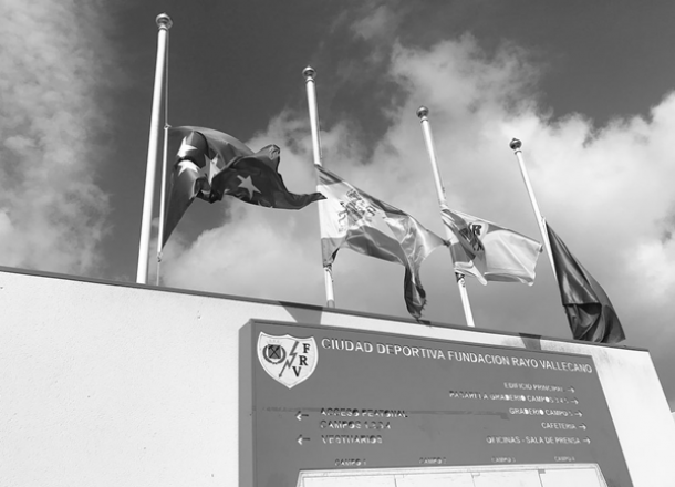 Banderas a media asta en la Ciudad Deportiva del Rayo Vallecano | Fotografía: Rayo Vallecano S.A.D.