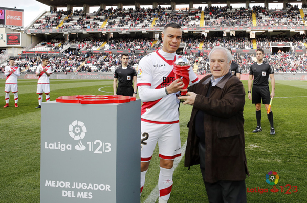 Raúl de Tomás recibiendo el premio al mejor jugador de febrero | Fotografía: La Liga