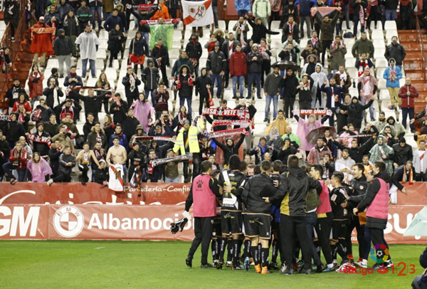 Jugadores del Rayo Vallecano celebrando una victoria | Fotografía: La Liga