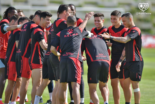 Los jugadores del Rayo Vallecano felicitando a Trejo | Fotografía: Rayo Vallecano S.A.D.