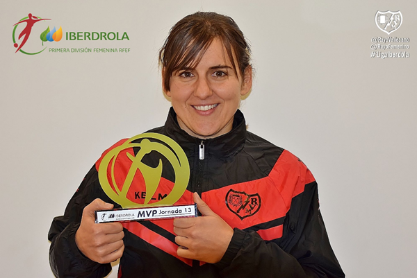 Alicia Gómez posando con el premio que la nombraba MVP de la jornada trece | Fotografía: Rayo Vallecano S.A.D.